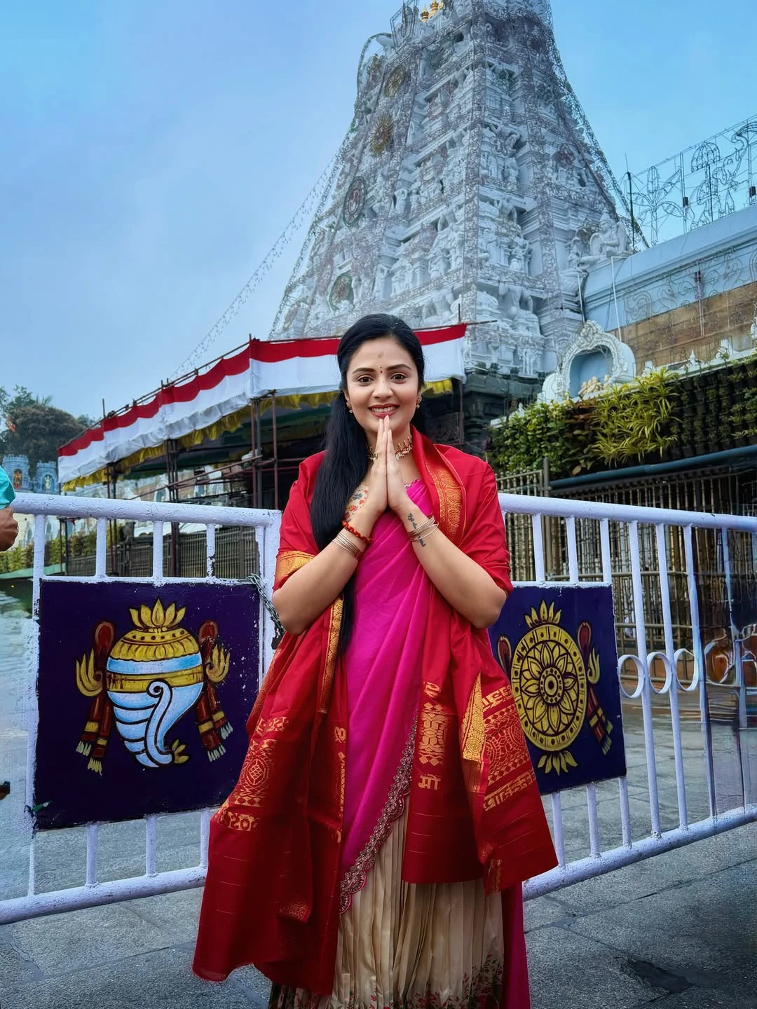 Anchor Sreemukhi Visits Tirumala Temple with Family
