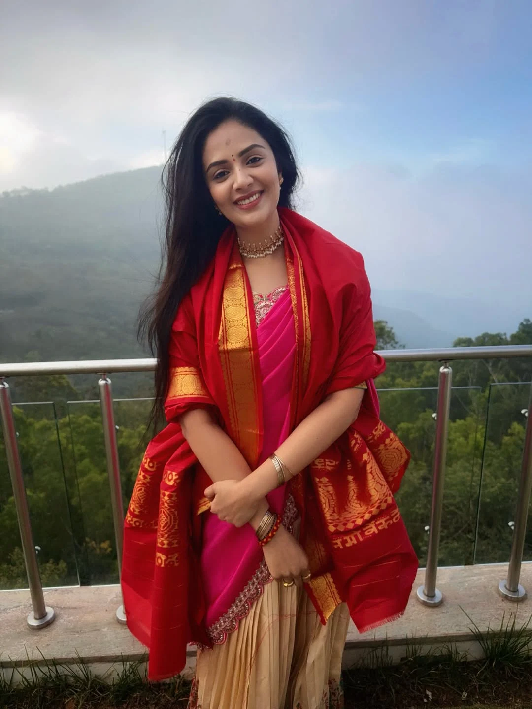 Anchor Sreemukhi Visits Tirumala Temple with Family