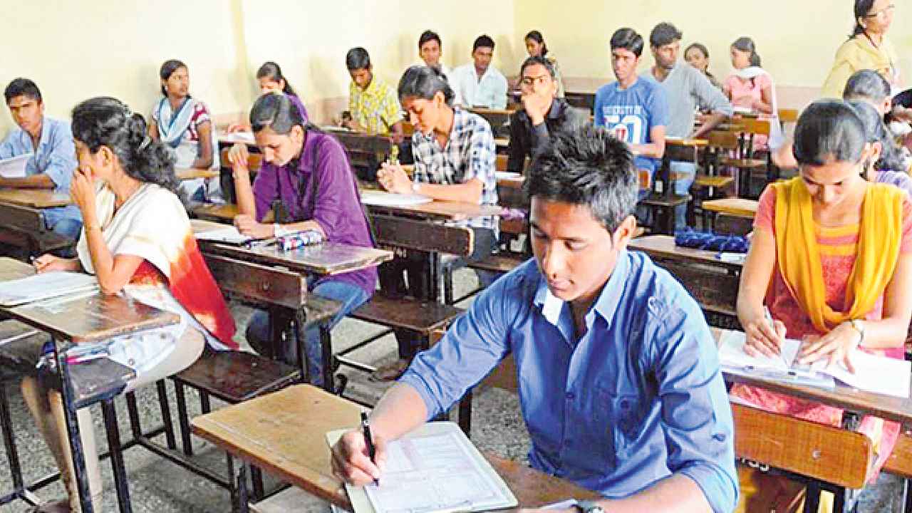 Inter Exams: ఇంటర్ విద్యార్థులకు బిగ్ అలర్ట్.. హాల్ టికెట్లు విడుదల.. ఎగ్జామ్ సెంటర్ వివరాలు ఇలా తెలుసుకోండి