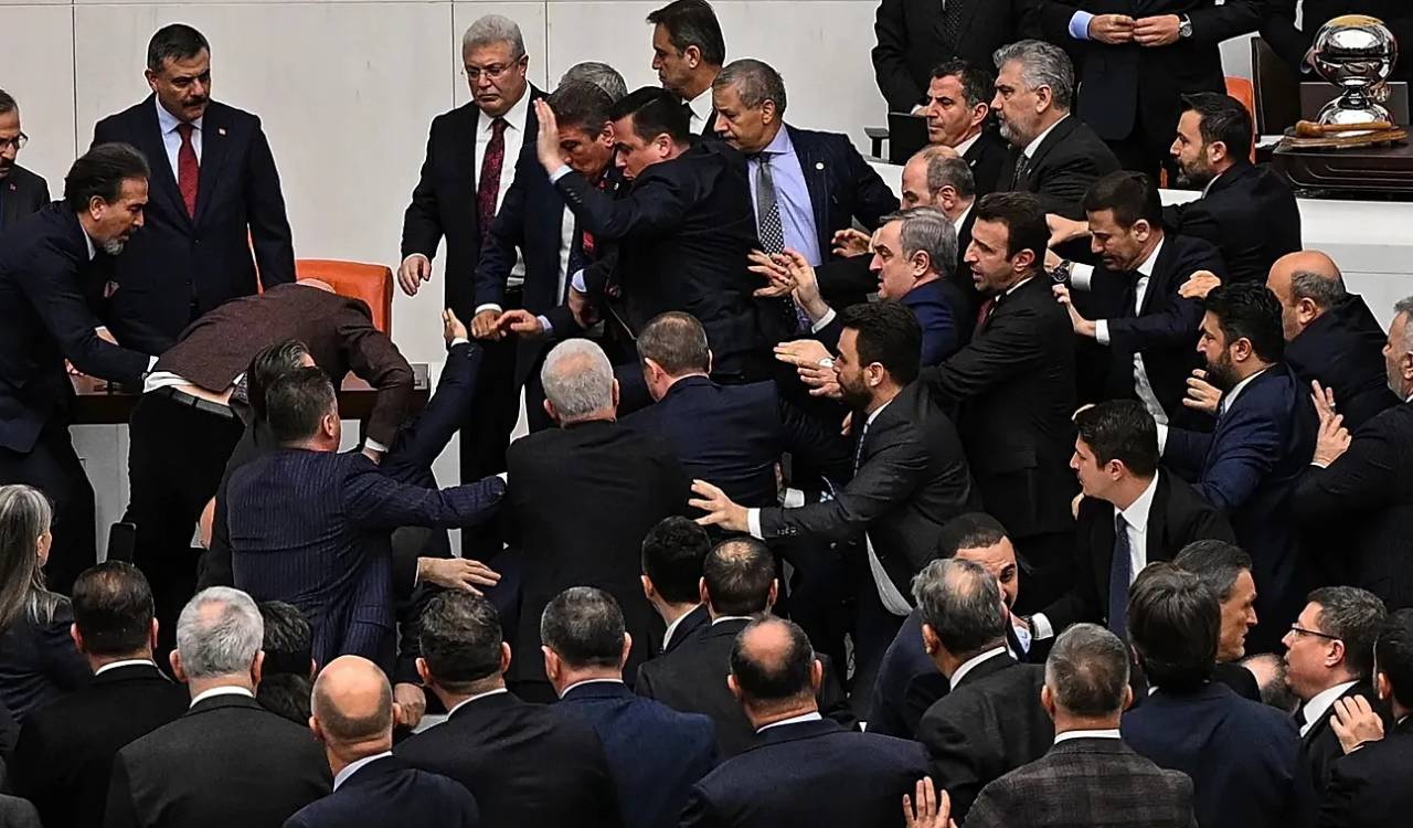Turkey Parliament : టర్కీ పార్లమెంట్‌లో రచ్చరచ్చ.. కొట్టుకున్న అధికార, విపక్ష ఎంపీలు.. వీడియో వైరల్