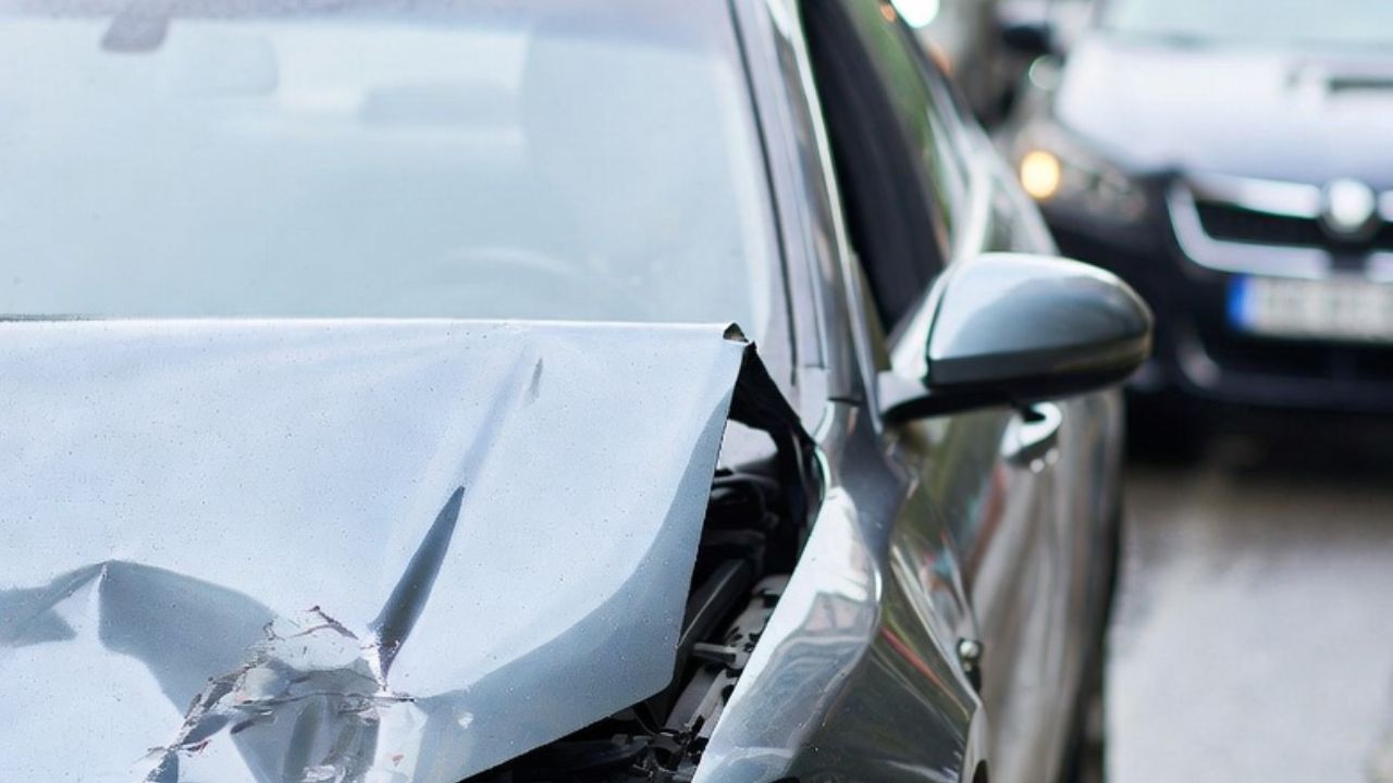 అడ్డదిడ్డంగా కారు నడిపిన 12వ తరగతి విద్యార్థి.. రోడ్డుపై ఆరేళ్ల బాలుడి మృతి, పలువురికి గాయాలు