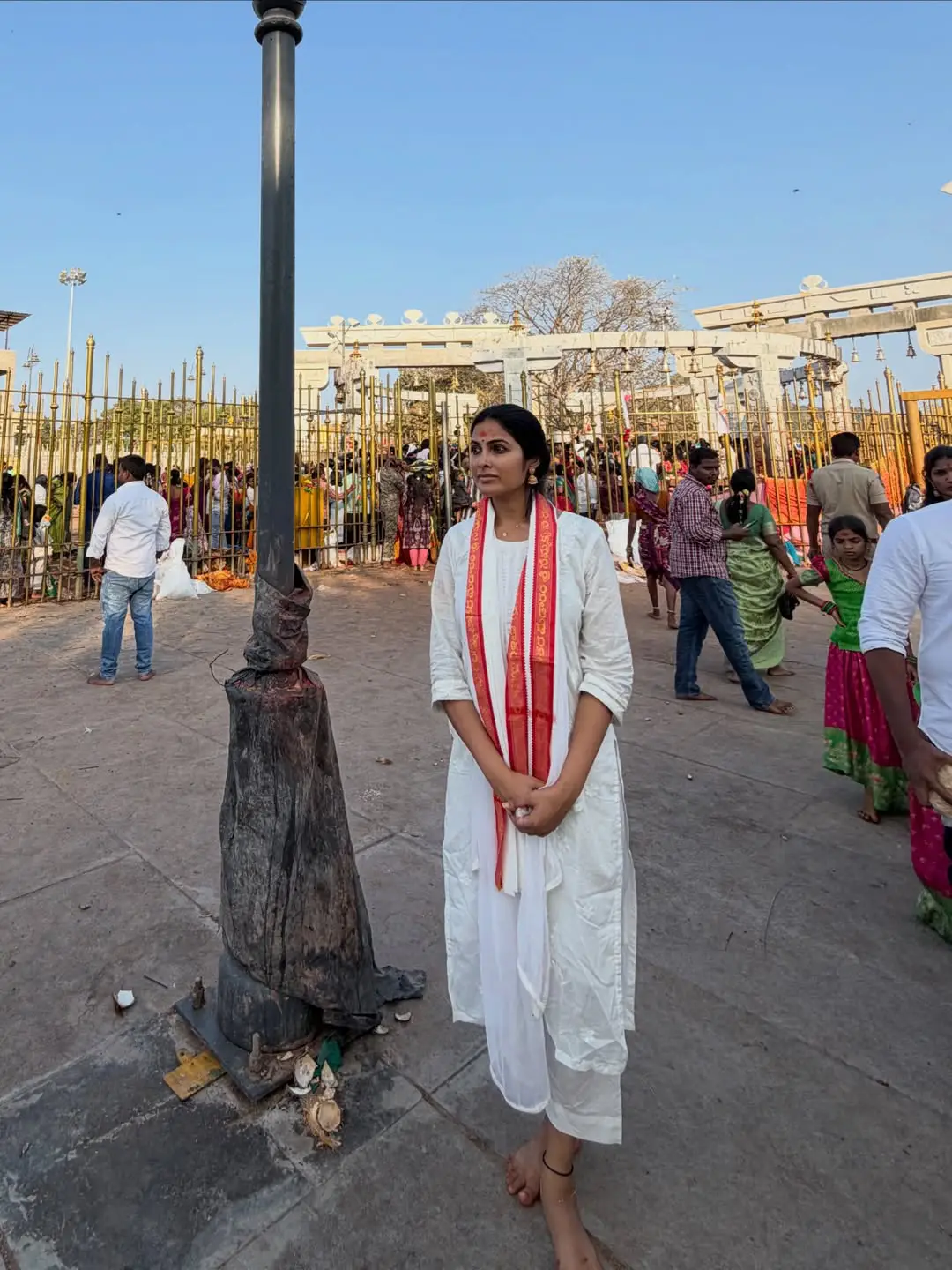 actress divi at medaram sammakka saralamma temple (1)