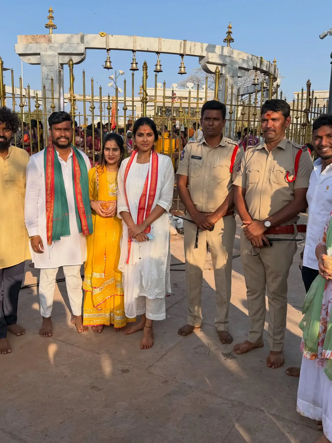 actress divi at medaram sammakka saralamma temple (1)