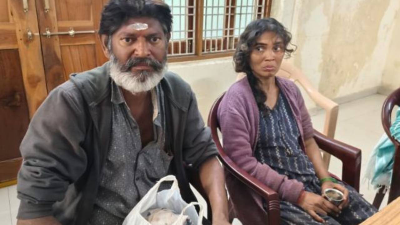 vemulawada : అతను ఎల్ఎల్‌బీ.. ఆమెది బీకామ్.. కానీ, గుడి మెట్లపైనే జీవనం.. ఓ జంట కన్నీటి గాథ