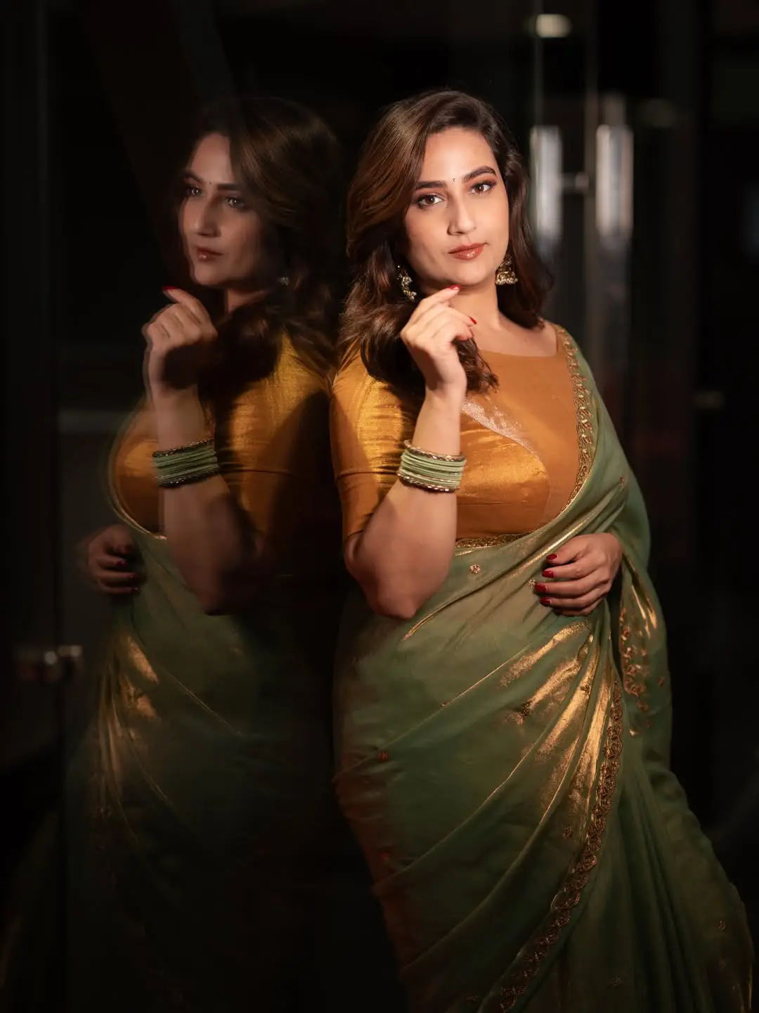 anchor manjusha latest photos in green saree