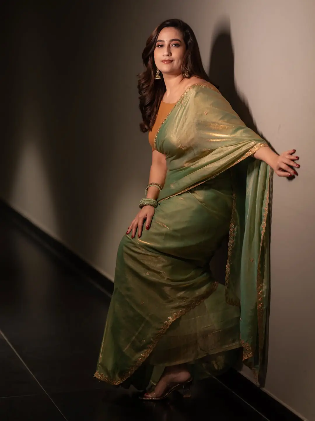 anchor manjusha latest photos in green saree