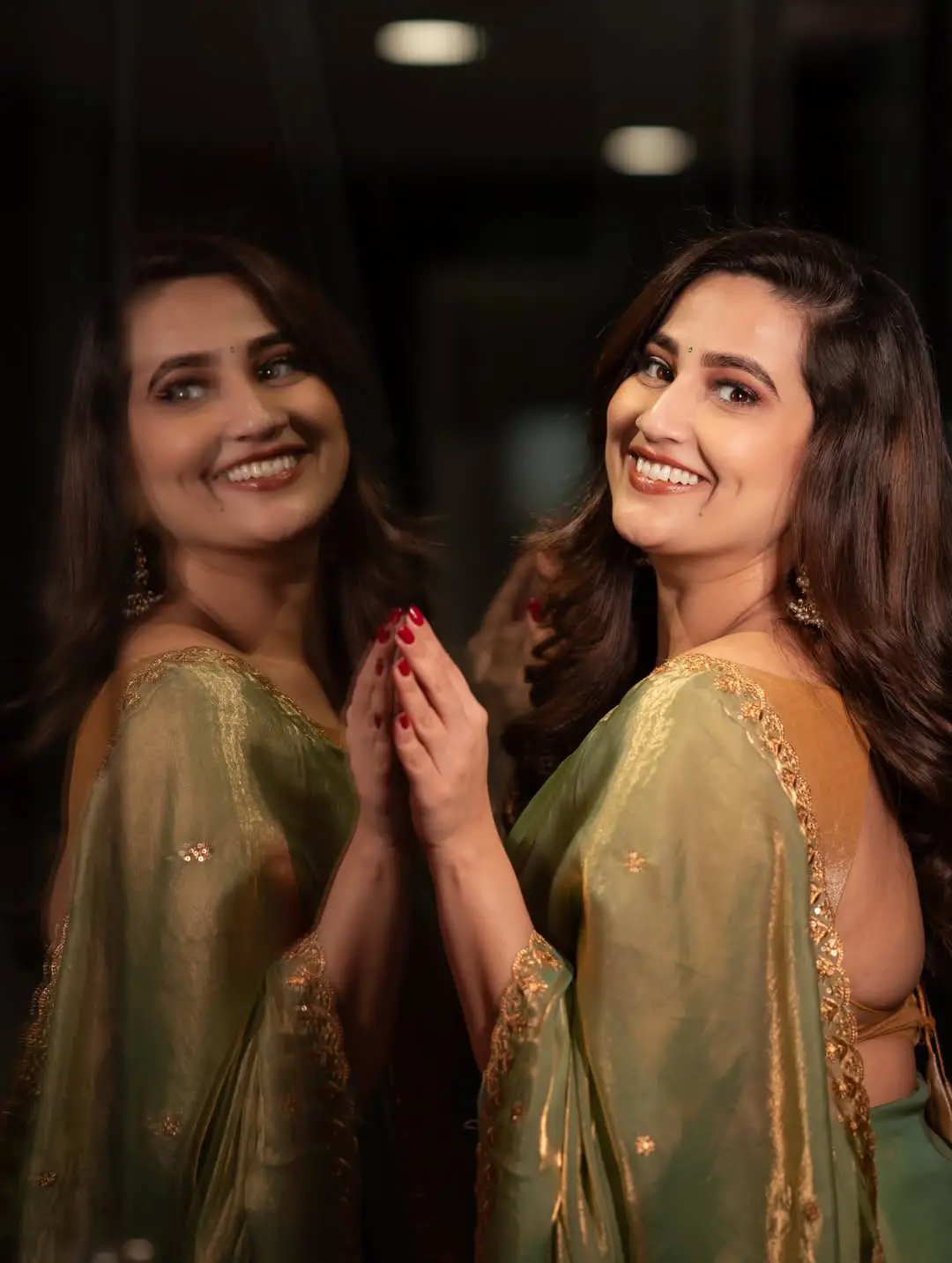 anchor manjusha latest photos in green saree