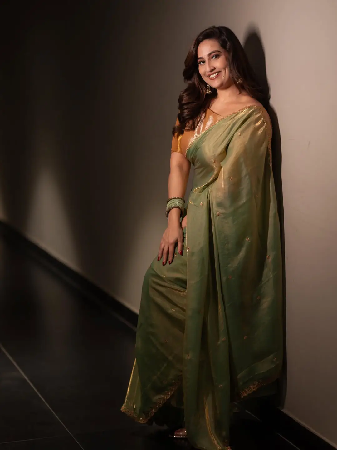 anchor manjusha latest photos in green saree