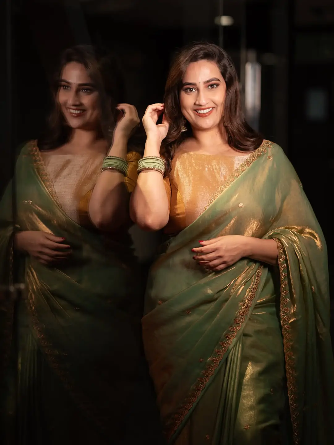 anchor manjusha latest photos in green saree