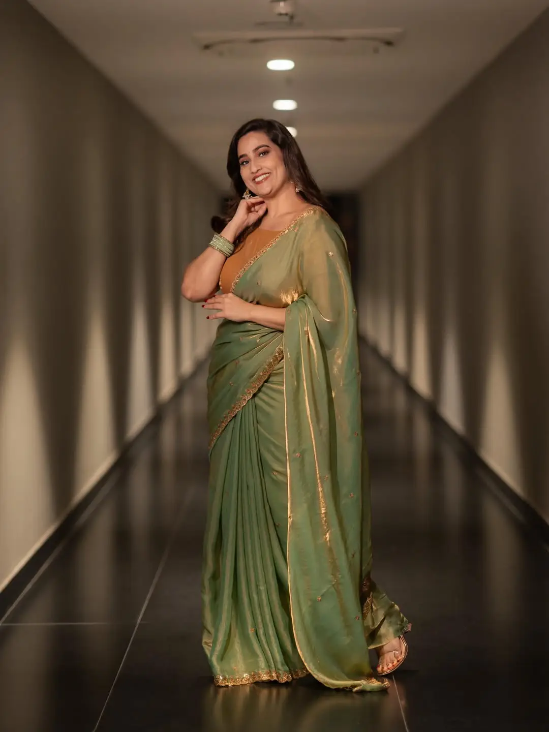 anchor manjusha latest photos in green saree