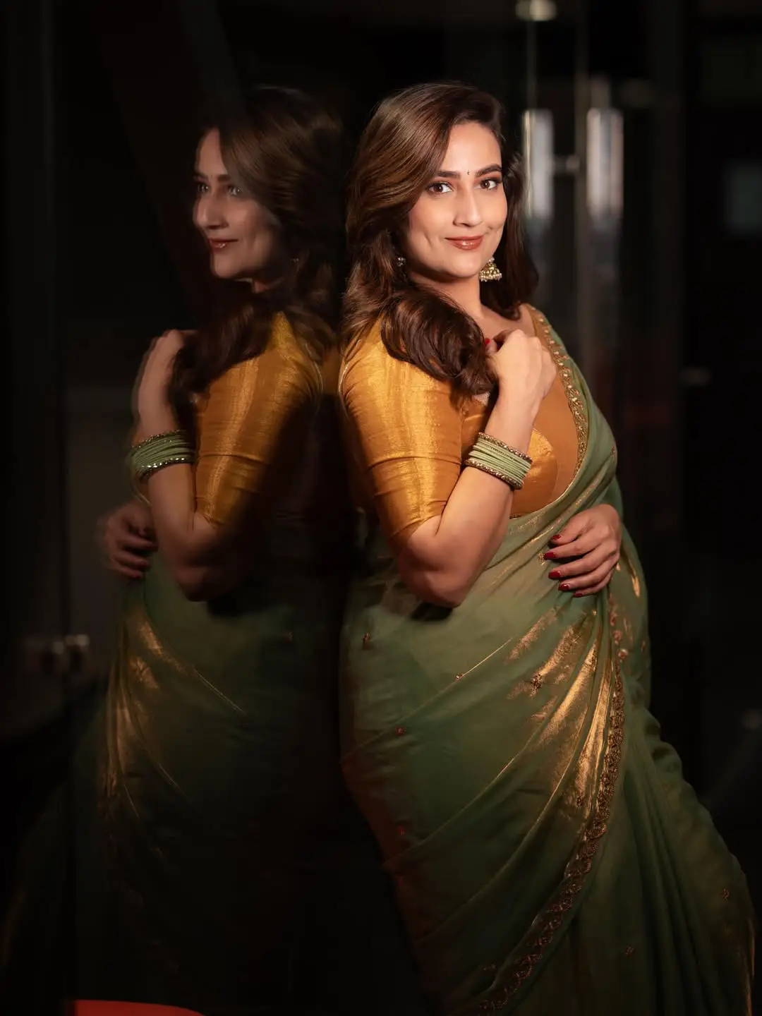 anchor manjusha latest photos in green saree