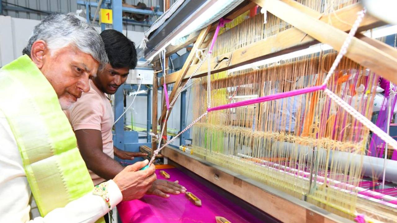 AP Govt : చేనేత కార్మికులకు బంపర్ ఆఫర్.. ఏప్రిల్ 1 నుంచే మీకు..