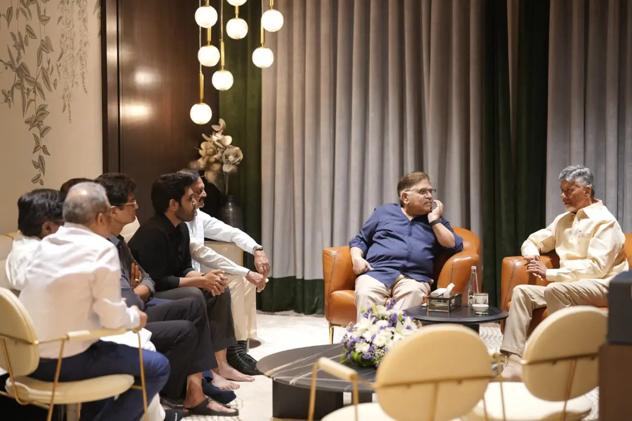 AP CM Chandrababu Naidu visited Allu Aravind residence. (1)