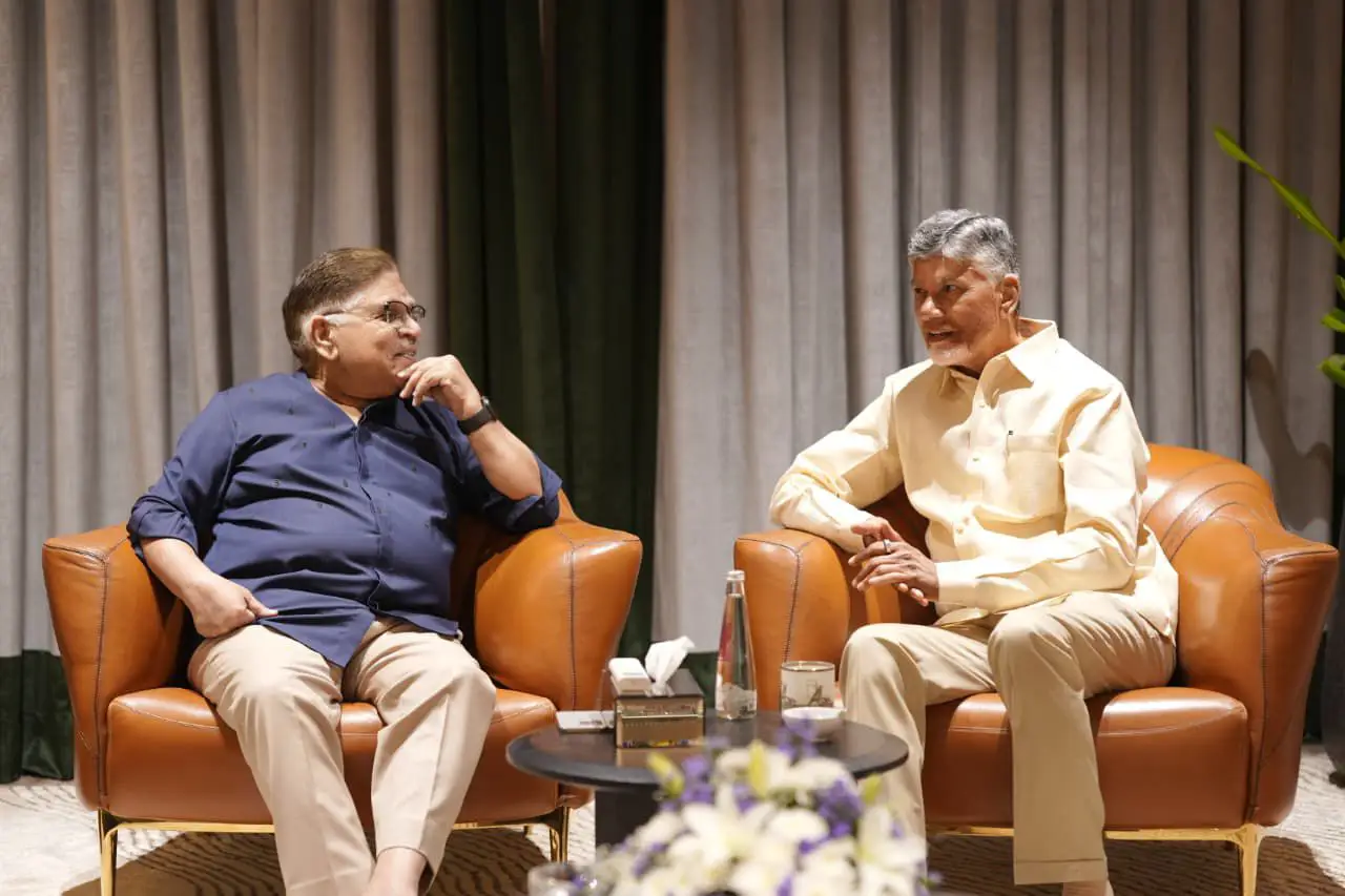 AP CM Chandrababu Naidu visited Allu Aravind residence. (1)