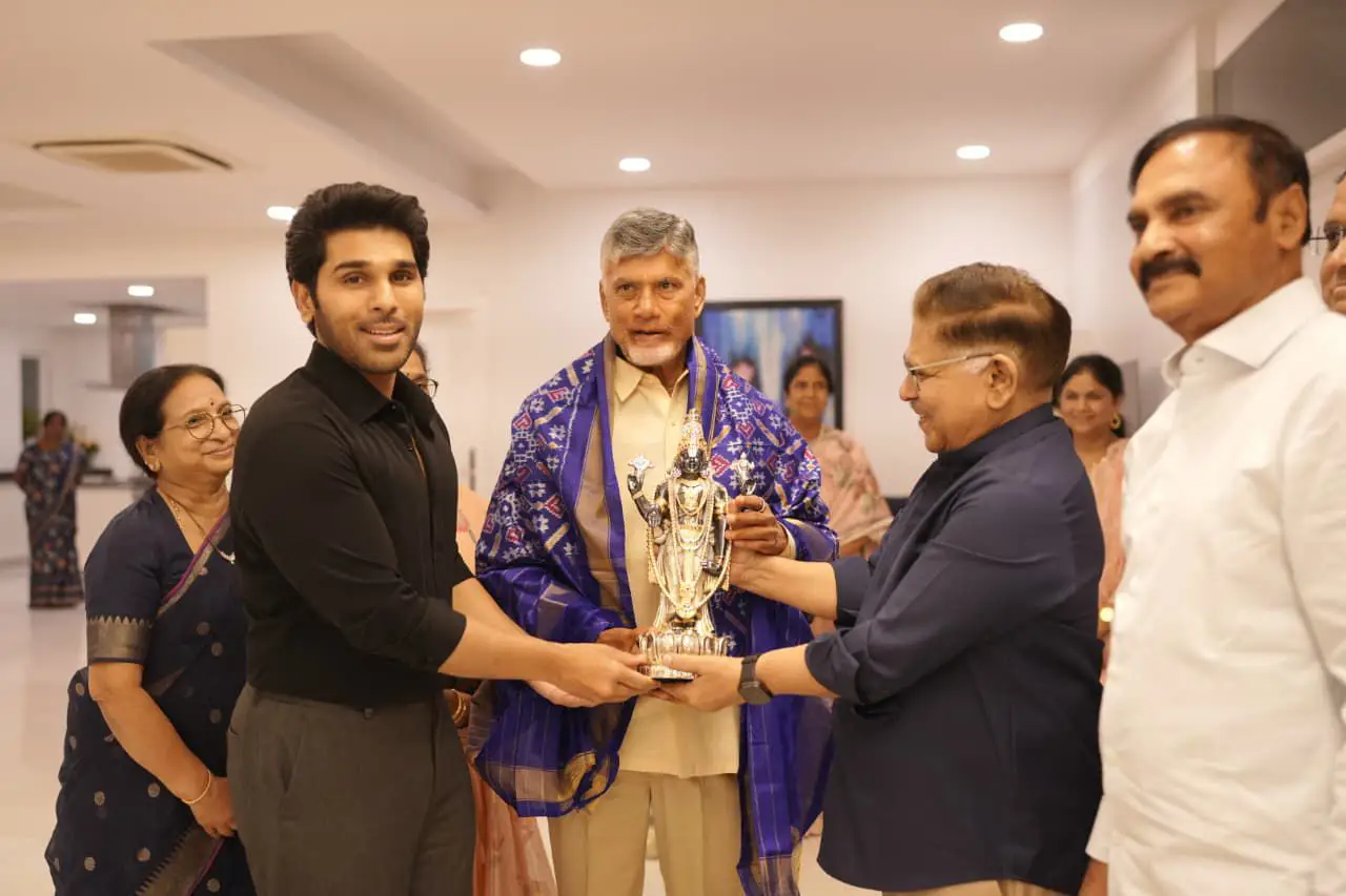 AP CM Chandrababu Naidu visited Allu Aravind residence. (1)