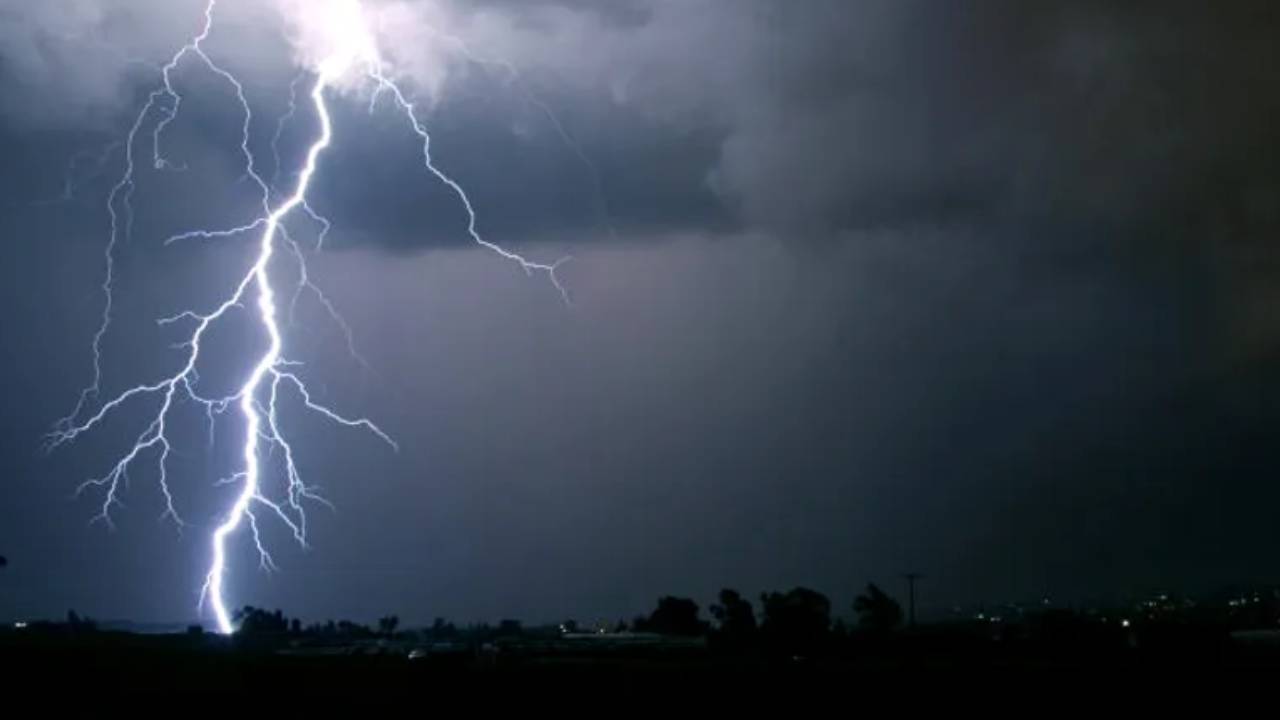 AP Rain Alert : ఏపీకి రెయిన్ అలర్ట్.. ఐదు రోజులు ఈ జిల్లాల్లో వానలేవానలు.. పిడుగులు పడే చాన్స్.. వారికి వాతావరణ శాఖ హెచ్చరికలు జారీ..
