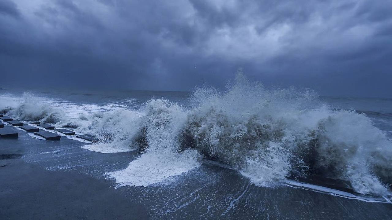 AP Rains : ఏపీ ప్రజలకు బిగ్‌అలర్ట్.. ఈ జిల్లాల్లో ఇవాళ, రేపు భారీ వర్ష సూచన.. బయటకు వెళ్లొద్దు.. వాతావరణ శాఖ హెచ్చరికలు జారీ..