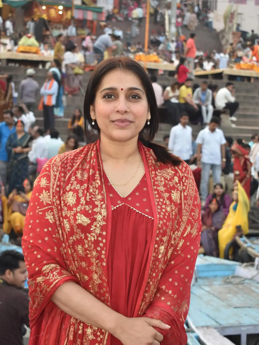 Anchor Rashmi visits the Kashi Vishwanath Temple