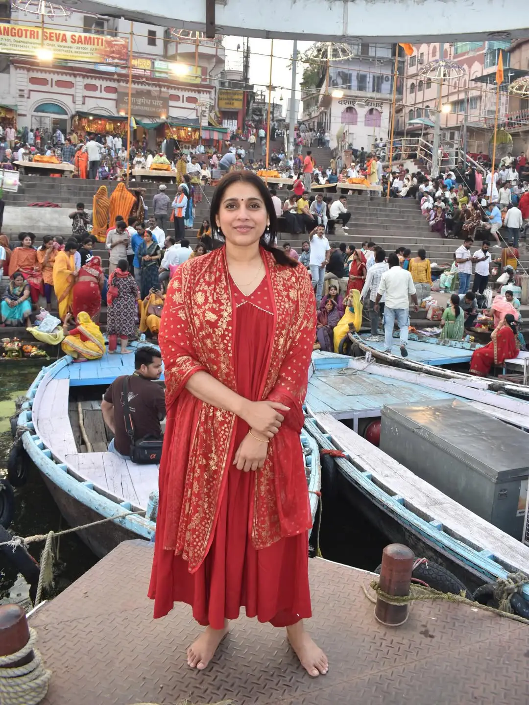 Anchor Rashmi visits the Kashi Vishwanath Temple