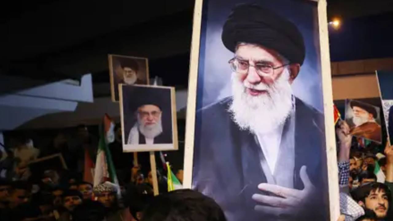 Ayatollah Ali Khamenei : ఖమేనీ బయోగ్రఫీ ఇదే.. అమెరికాకే చుక్కలు చూపించిన సుప్రీం లీడర్ చనిపోతే ఇరాన్ జనం సంబరాలు ఎందుకు?