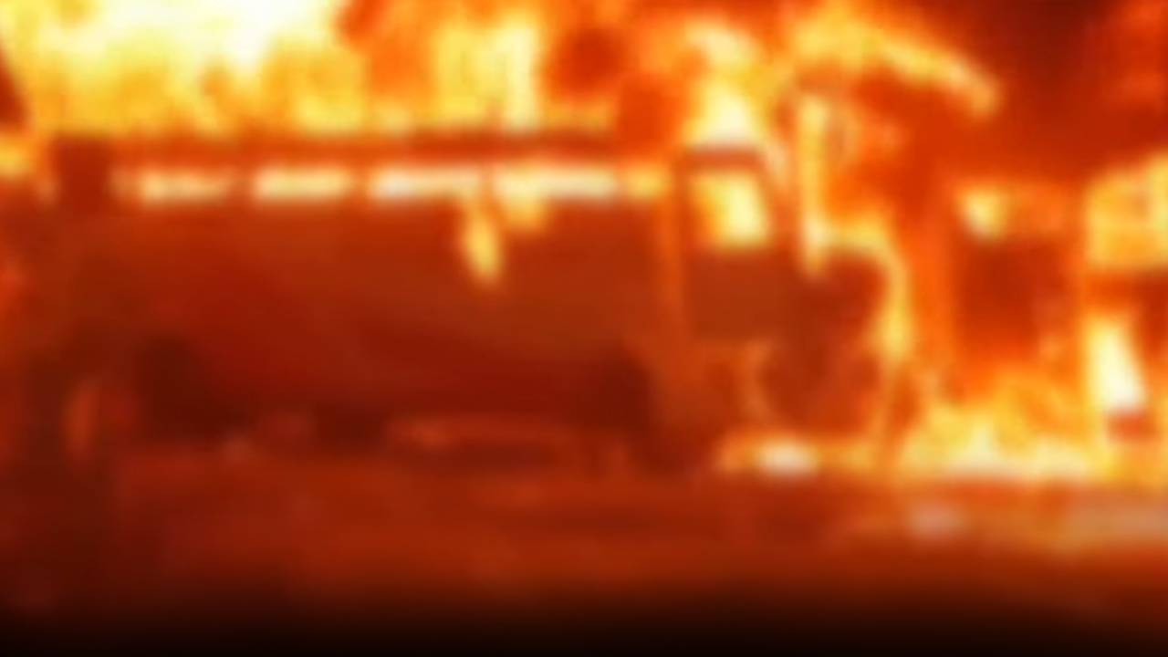 AP Bus Accident : ఏపీలో ఘోర రోడ్డు ప్రమాదం.. ప్రైవేట్ ట్రావెల్స్ బస్సులో మంటలు.. 10మంది సజీవదహనం..