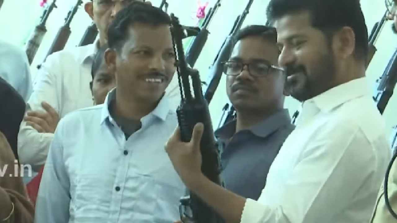 Maoists Surrender: సీఎం రేవంత్ సమక్షంలో భారీగా మావోయిస్టుల లొంగుబాటు.. ఏకంగా 130 మంది.. అత్యాధునిక ఆయుధాలు స్వాధీనం