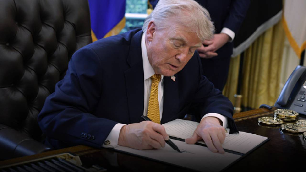 Donald Trump : అమెరికా సంచలన నిర్ణయం..165ఏళ్ల సంప్రదాయానికి బ్రేక్..! ఇకనుంచి ట్రంప్ సంతకంతో కరెన్సీ.. అమెరికా చరిత్రలోనే తొలిసారి..