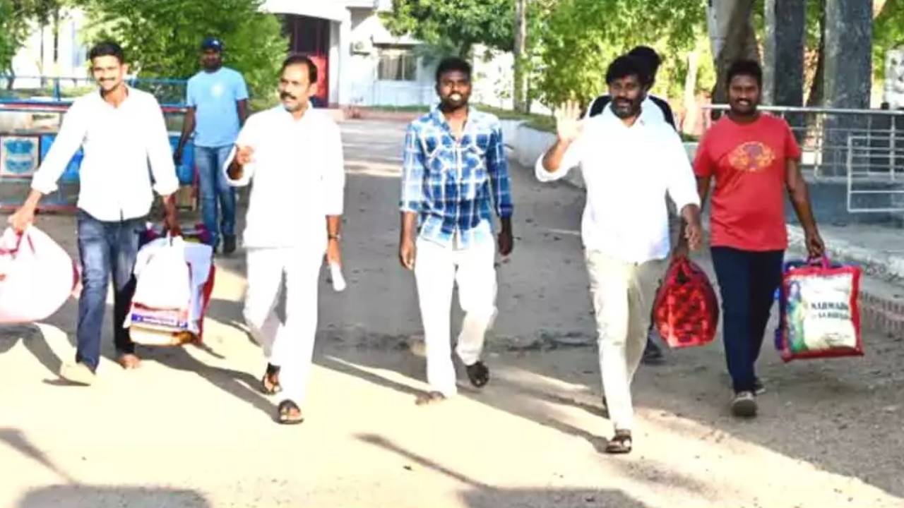 Balka Suman : జైలు నుంచి విడుదలైన బాల్క సుమన్.. అక్రమ కేసులు బనాయించి జైల్లో పెట్టించారంటూ..