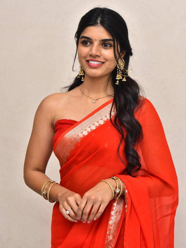Gayathri Ramanaa Cute Photos in Saree