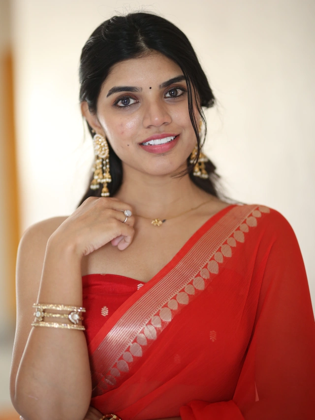 Gayathri Ramanaa Cute Photos in Saree