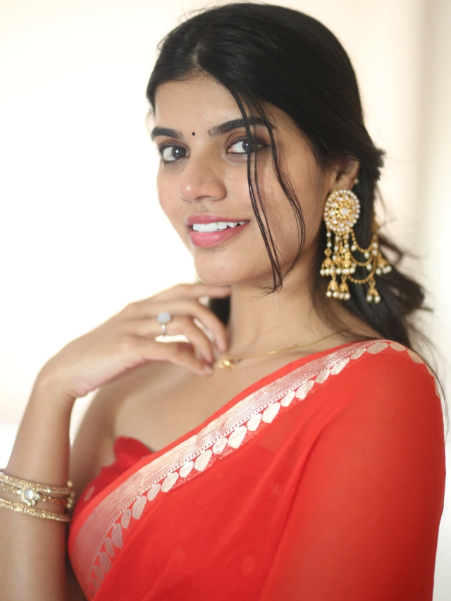 Gayathri Ramanaa Cute Photos in Saree