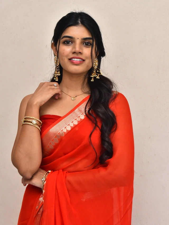 Gayathri Ramanaa Cute Photos in Saree