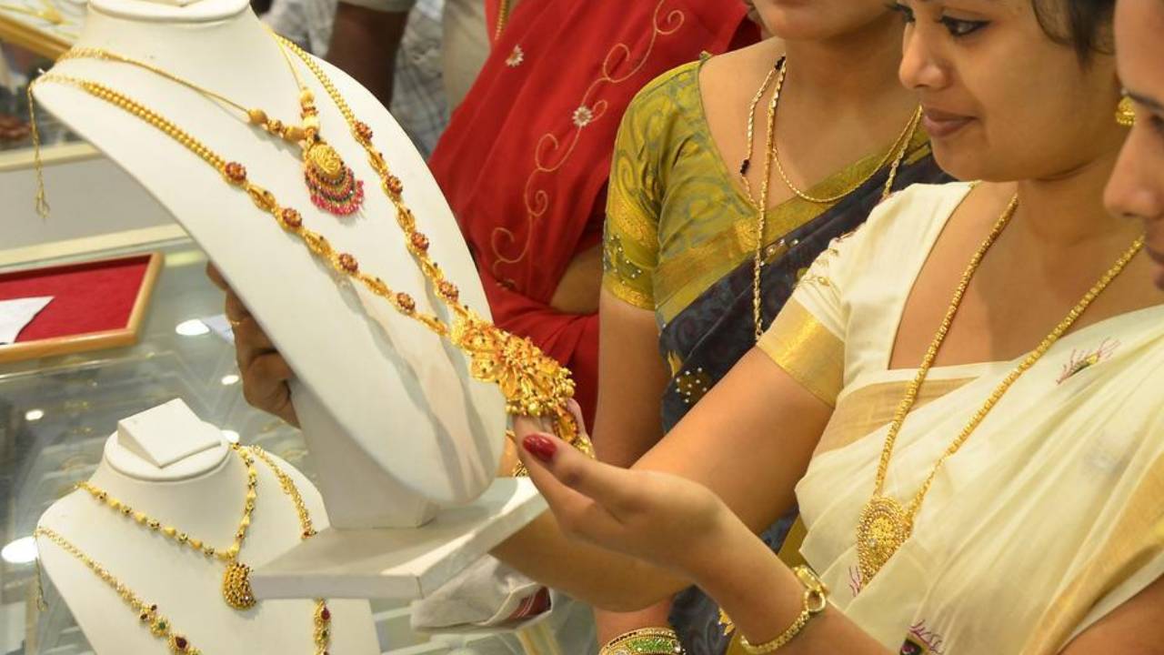 Gold Price Today : భారీగా పడిపోయిన బంగారం ధర.. రాత్రికిరాత్రే ఢమాల్.. తులం గోల్డ్‌పై ఎంత తగ్గిందంటే? ఫుల్ డీటెయిల్స్ ఇక్కడ..