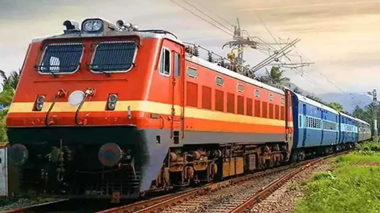 Indian Railways: తెలుగు రాష్ట్రాల రైల్వే ప్రయాణీకులకు కేంద్రం గుడ్‌న్యూస్.. ఇక ఈ 3 స్పెషల్ రైళ్లు రెగ్యులర్‌ సర్వీసులుగా మార్పు