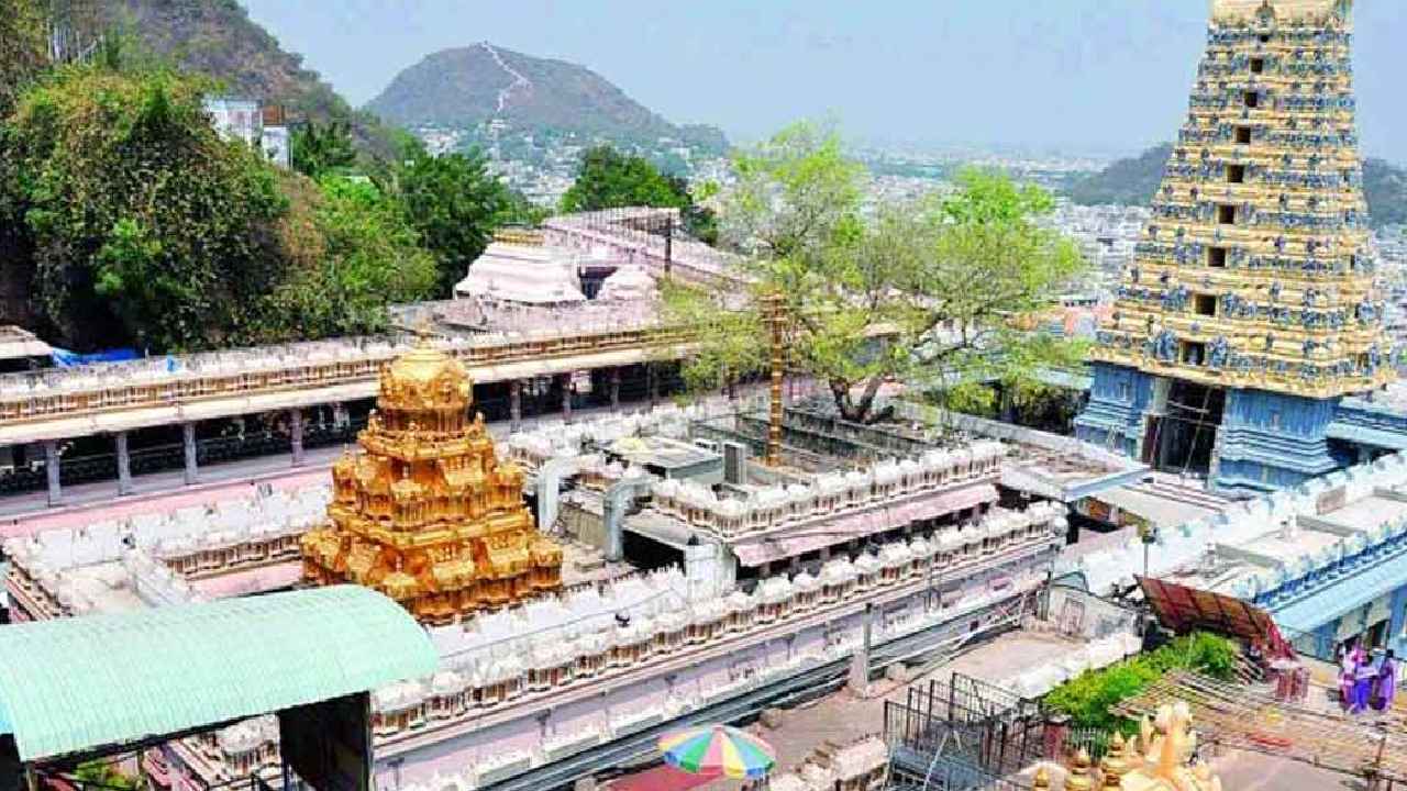 Vijayawada Durgamma Temple: విజయవాడ దుర్గమ్మ ఆలయ క్యూలైన్ లో భారీ చోరీ.. 50 లక్షల బంగారం మిస్సింగ్
