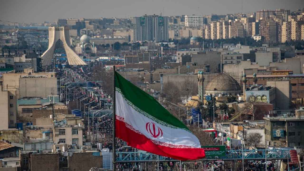 Iran: తగ్గిన ఇరాన్..! అణు కార్యక్రమాన్ని ఆపేస్తామని ప్రకటన.. కానీ..