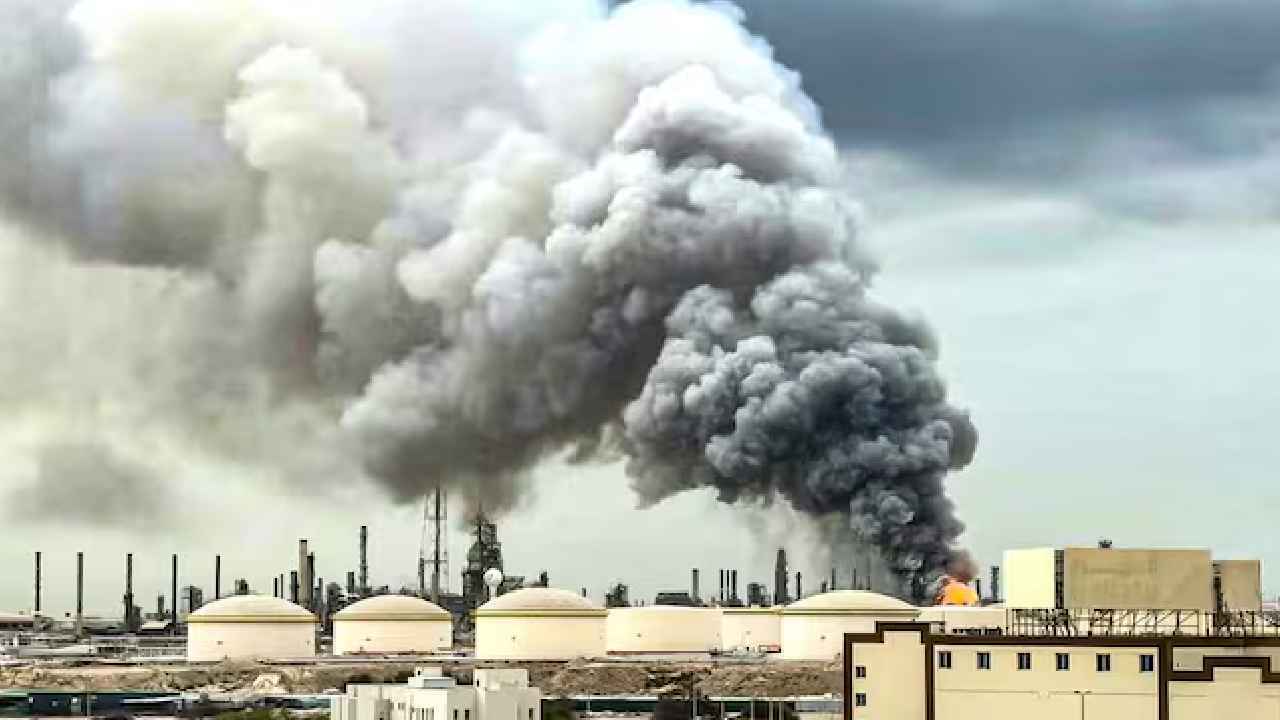 Iran Attacks: మళ్లీ రెచ్చిపోయిన ఇరాన్.. గల్ఫ్ దేశాల్లోని ఆయిల్ రిఫైనరీలపై భీకర దాడులు