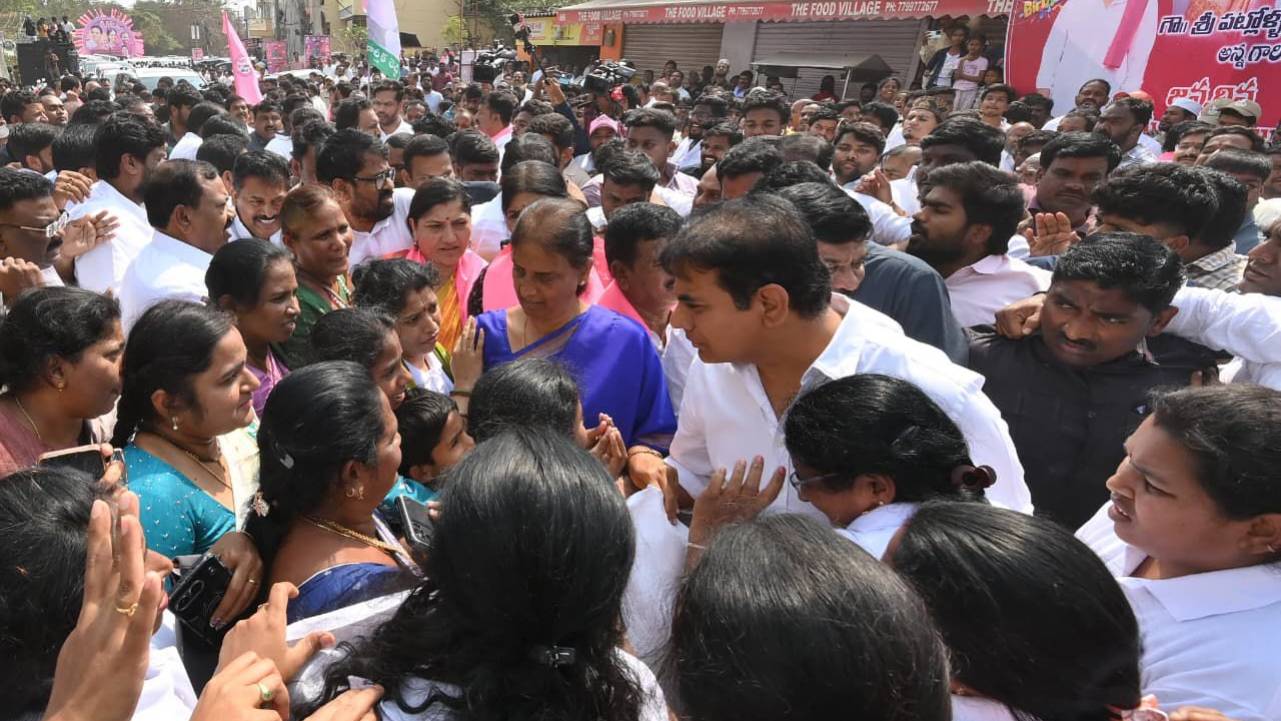 సీఎంకి 2 ఇళ్లు, డిప్యూటీ సీఎంకి 3 ఇళ్లు ఉండొచ్చు.. పేదల ఇళ్లు కూలగొడతారా?: కేటీఆర్