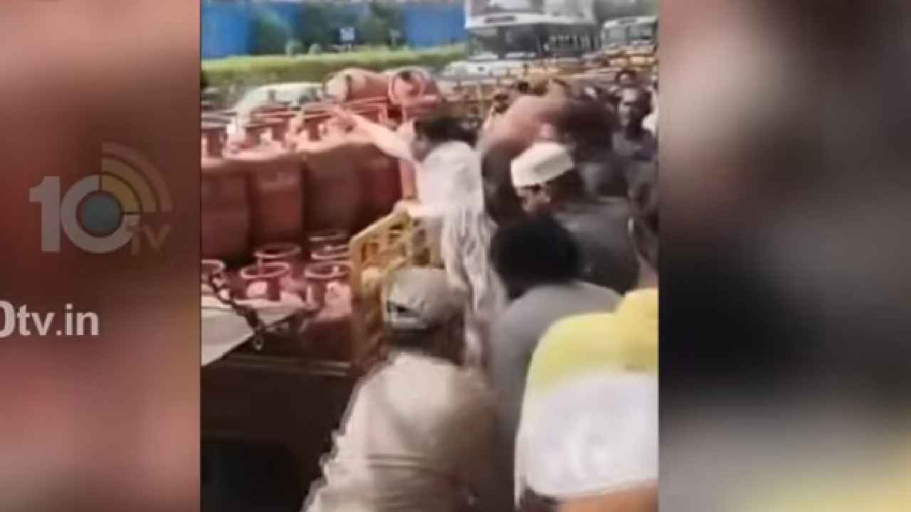 LPG Crisis: హైదరాబాద్‌లో ఎల్పీజీ టెన్షన్.. గ్యాస్ ఆటో నుంచి సిలిండర్లు ఎత్తుకెళ్లేందుకు కస్టమర్ల యత్నం