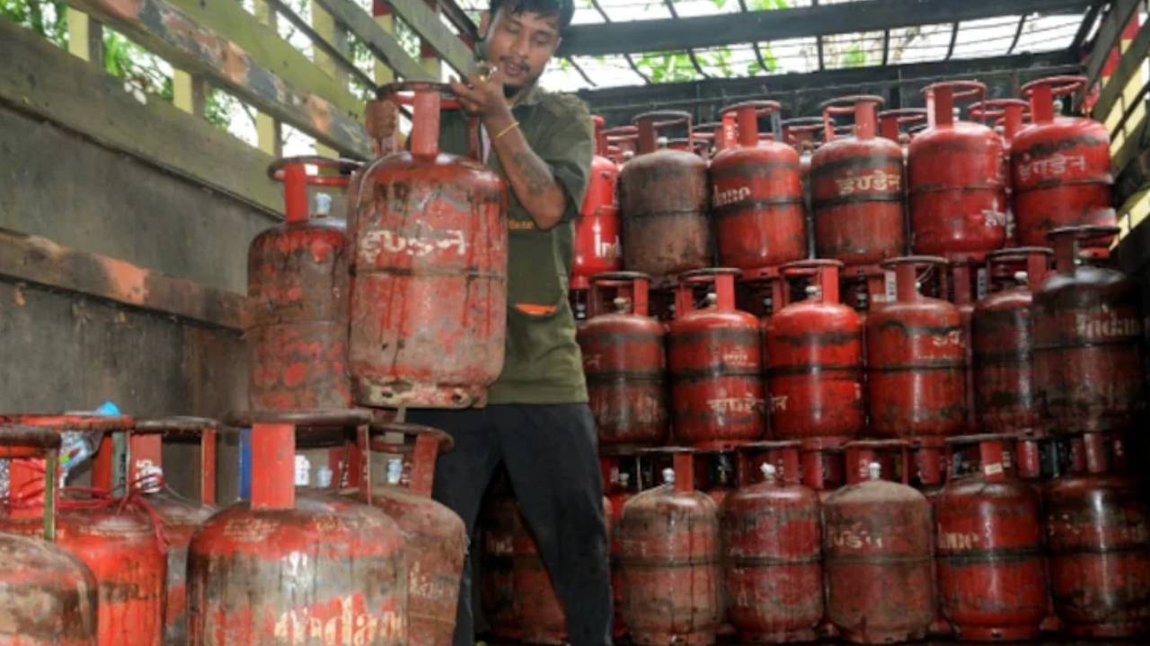 LPG Price Hike : గ్యాస్ వినియోగదారులకు బిగ్‌షాక్.. భారీగా పెరిగిన గ్యాస్ సిలిండర్ ధరలు.. హైదరాబాద్‌లో ఎంతంటే?