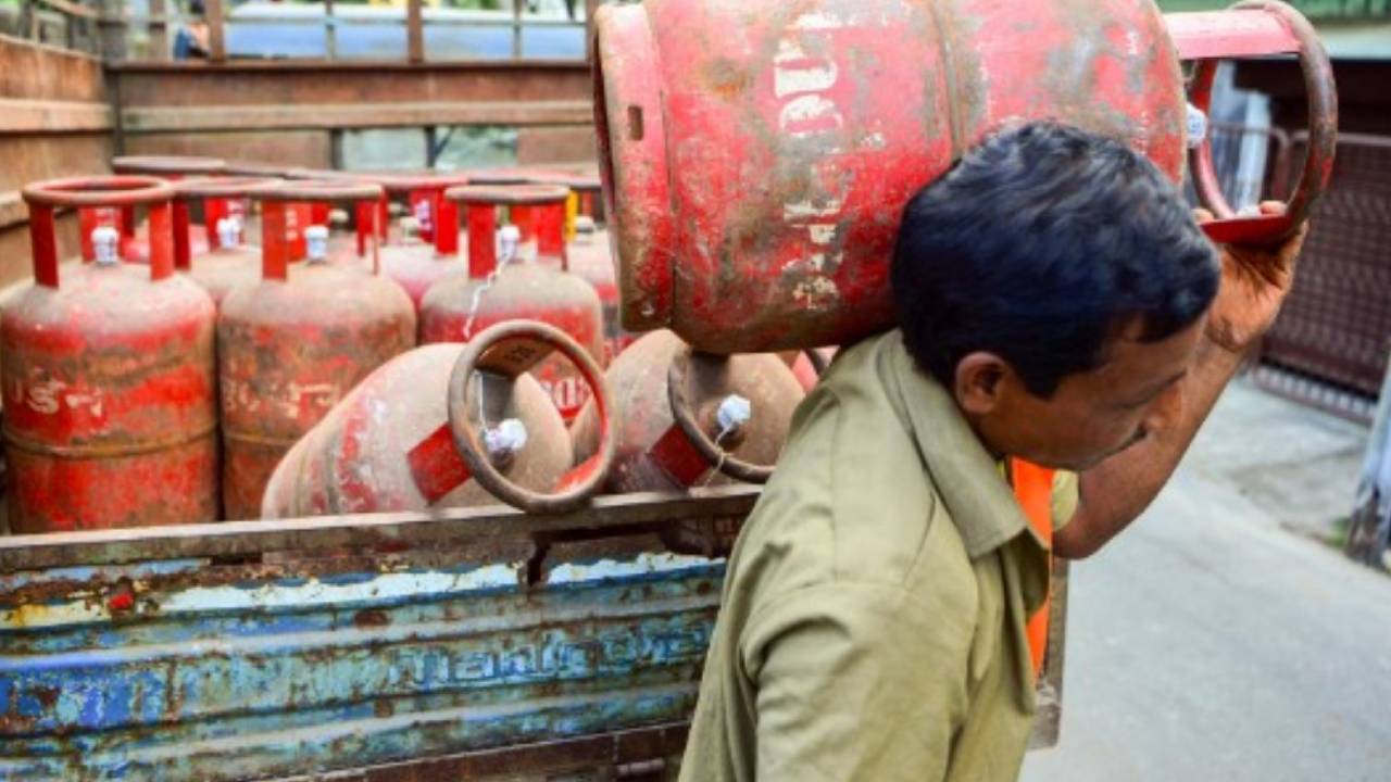 LPG booking period increased : గ్యాస్ వినియోగదారులకు మరో బిగ్‌షాక్.. కేంద్రం కీలక నిర్ణయం.. బుకింగ్ గడువు పెరిగింది..