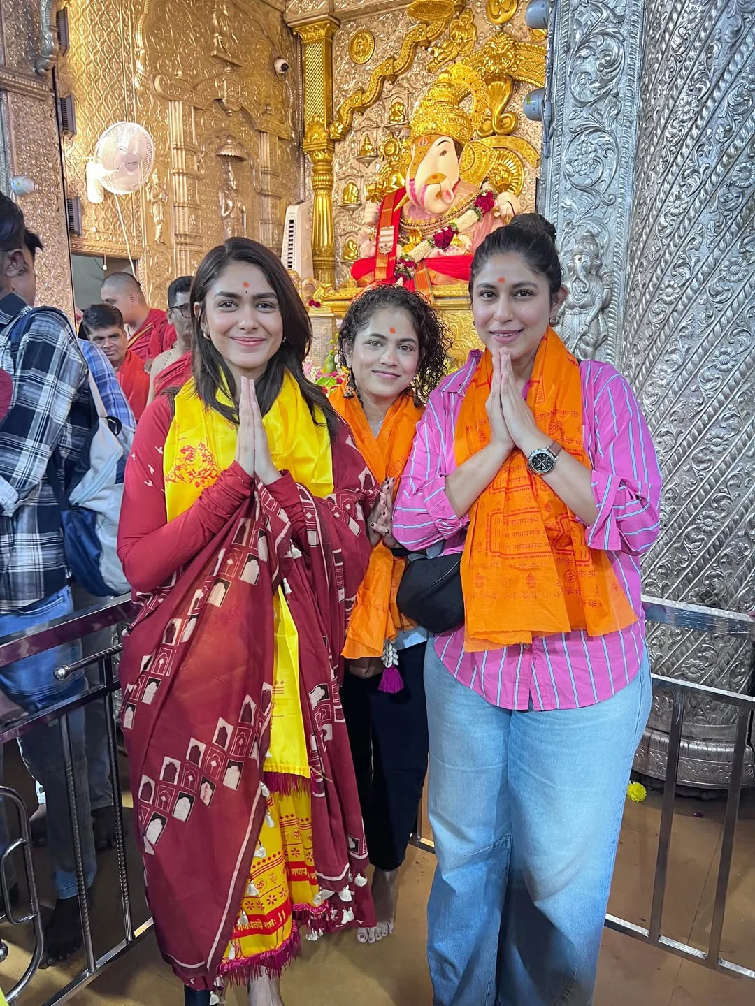 Mrunal Thakur Visits Shrimant Dagdusheth Halwai Ganpati Mandir in Pune with her Sister