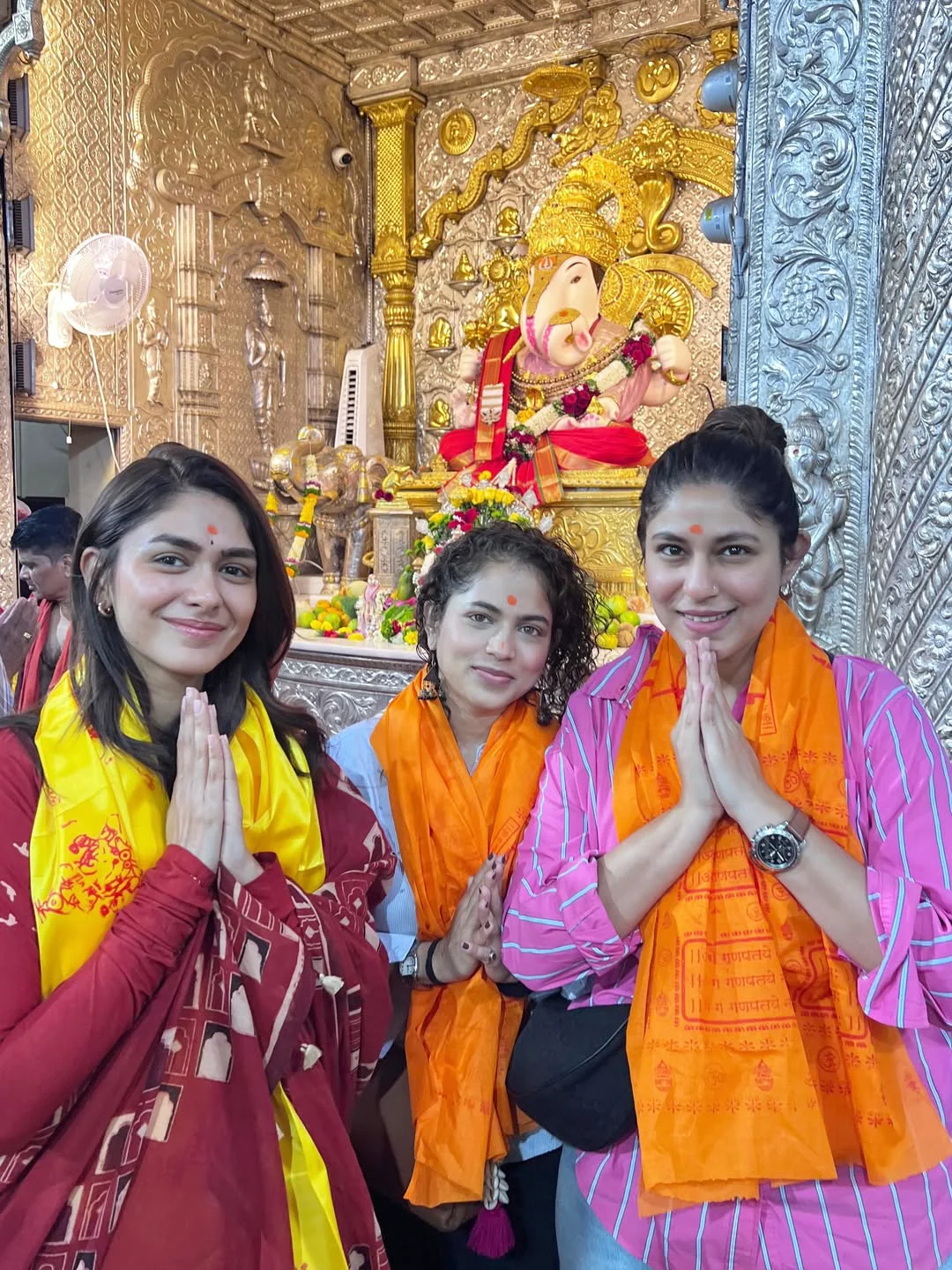 Mrunal Thakur Visits Shrimant Dagdusheth Halwai Ganpati Mandir in Pune with her Sister