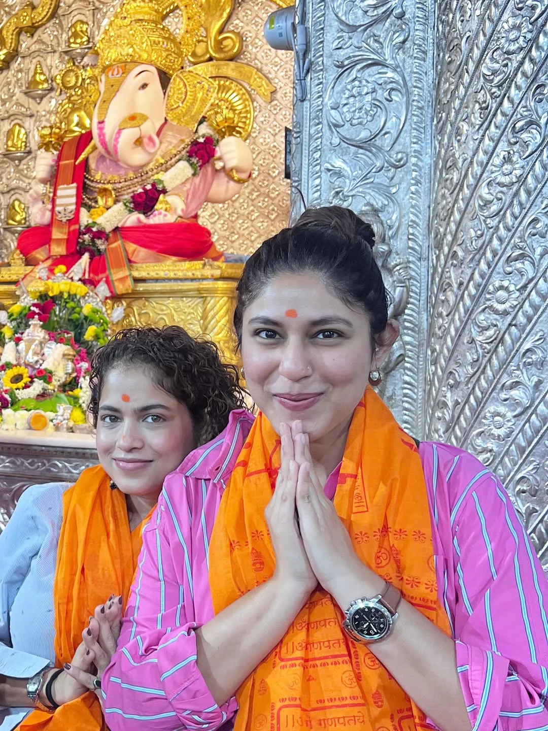 Mrunal Thakur Visits Shrimant Dagdusheth Halwai Ganpati Mandir in Pune with her Sister