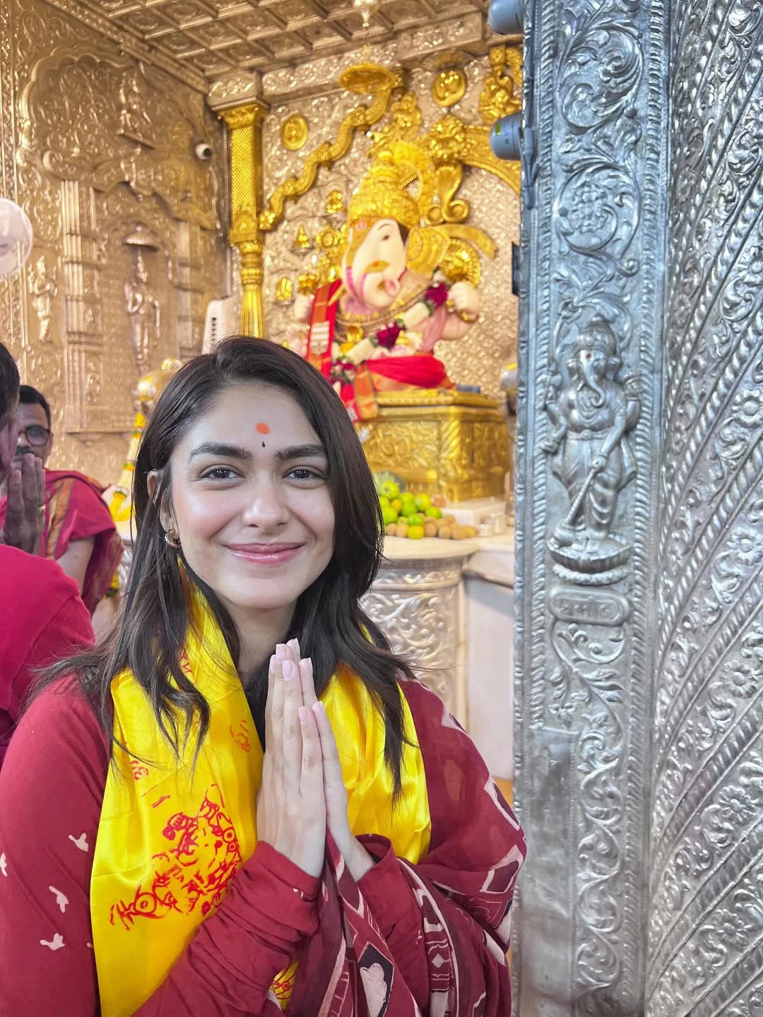 Mrunal Thakur Visits Shrimant Dagdusheth Halwai Ganpati Mandir in Pune with her Sister