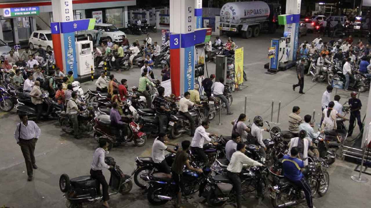Petrol Bunks: పెట్రోల్ బంకుల వద్ద భారీ క్యూలైన్లు.. ఆందోళనలో వాహనదారులు.. ఎందుకిలా