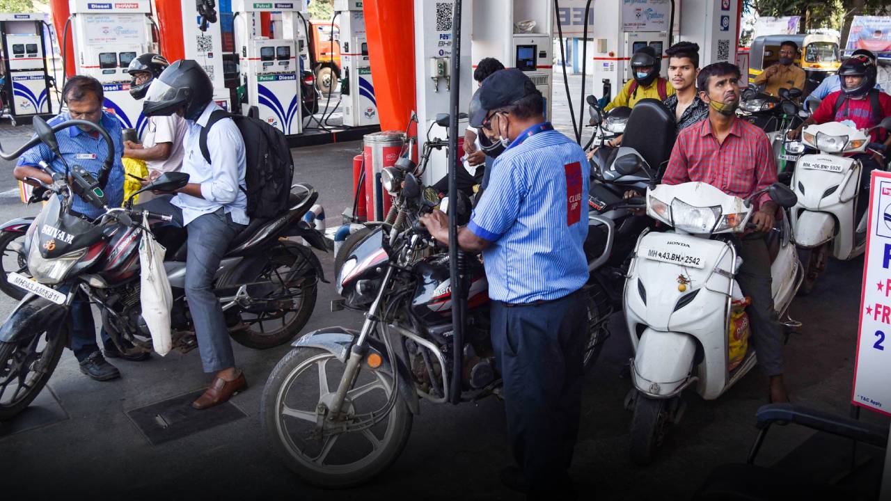 Petrol and Diesel rates : కేంద్రం గుడ్ న్యూస్.. పెట్రోల్, డీజిల్ పై ఎక్సైజ్ ట్యాక్స్ తగ్గింపు.. భారీగా తగ్గనున్న రేట్లు?