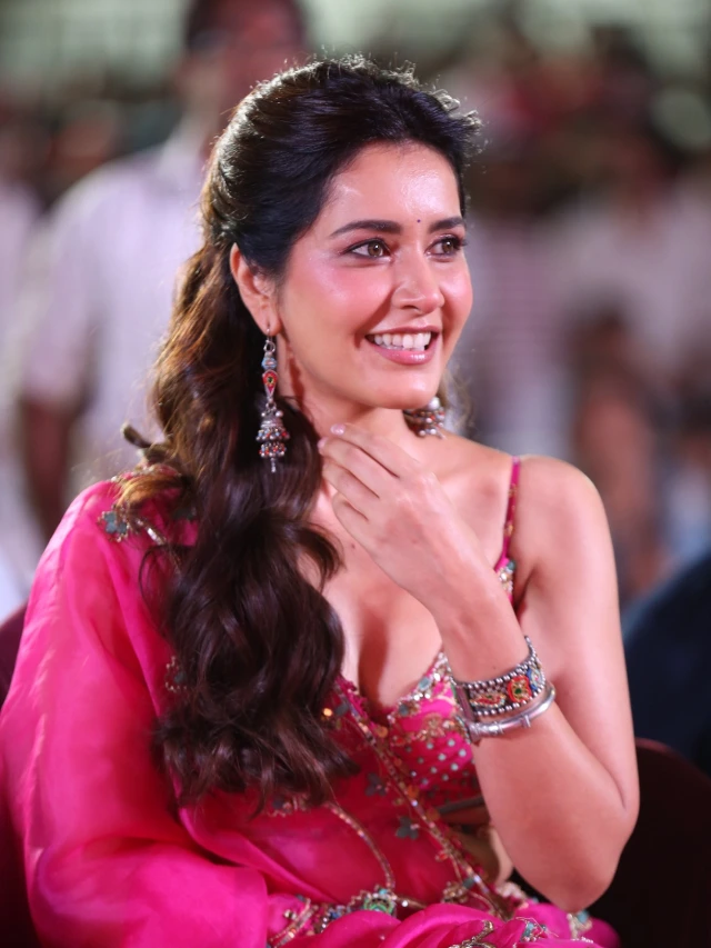 Raashii Khanna Stunning Looks in Ustaad Bhagat Singh Pre Release Event