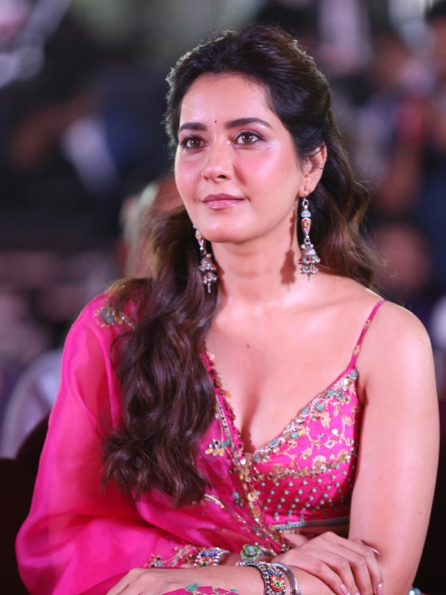 Raashii Khanna Stunning Looks in Ustaad Bhagat Singh Pre Release Event