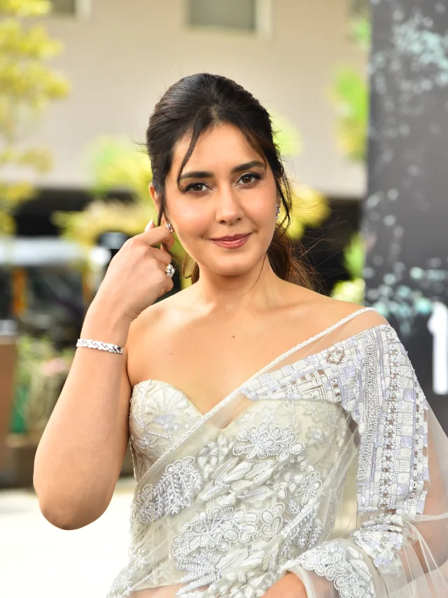 Raashii Khanna Stunning Looks in Saree at Ustaad Bhagat Singh Promotions